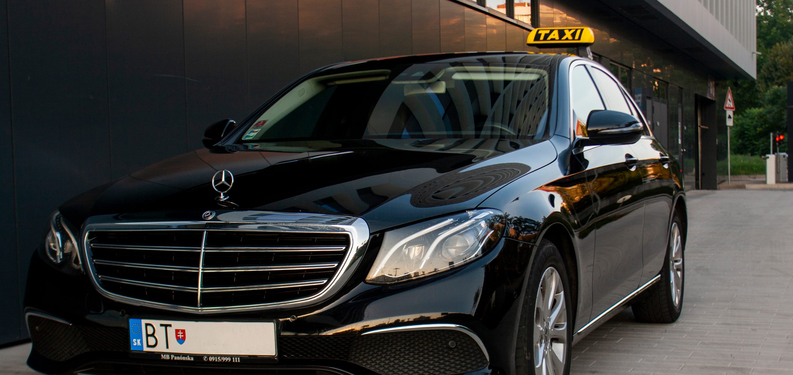 Taxi Bratislava Schwechat – vyzdvihnutie priamo v príletovej hale letiska Schwechat